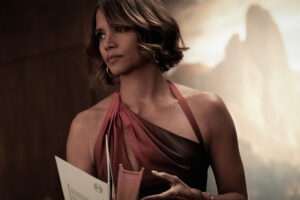 Halle Berry stars as 'Sharon' in CRIME 101. Photo Credit: Dean Rogers