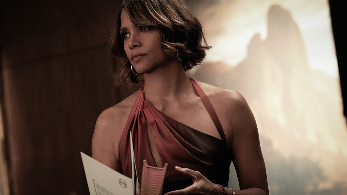 Halle Berry stars as 'Sharon' in CRIME 101. Photo Credit: Dean Rogers